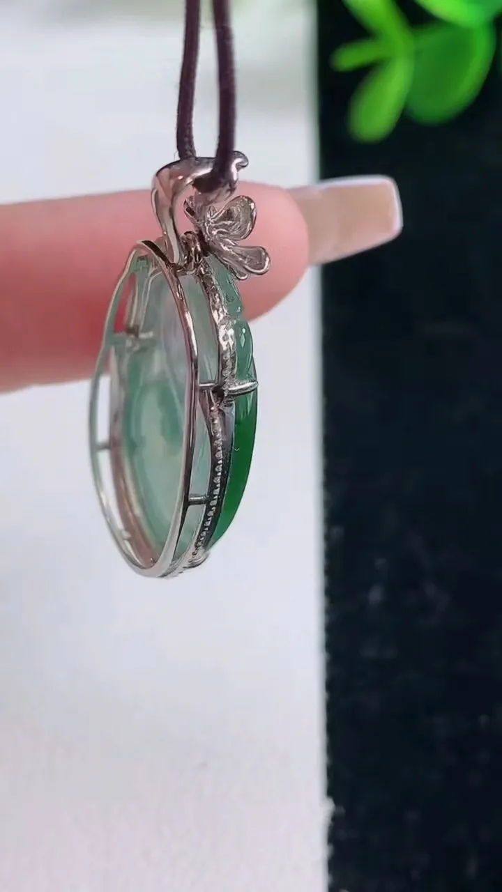 天然A货翡翠如意吊坠，尺寸31.3-16.3-6.2，裸石23-14.8重量:3.72g
12月26日