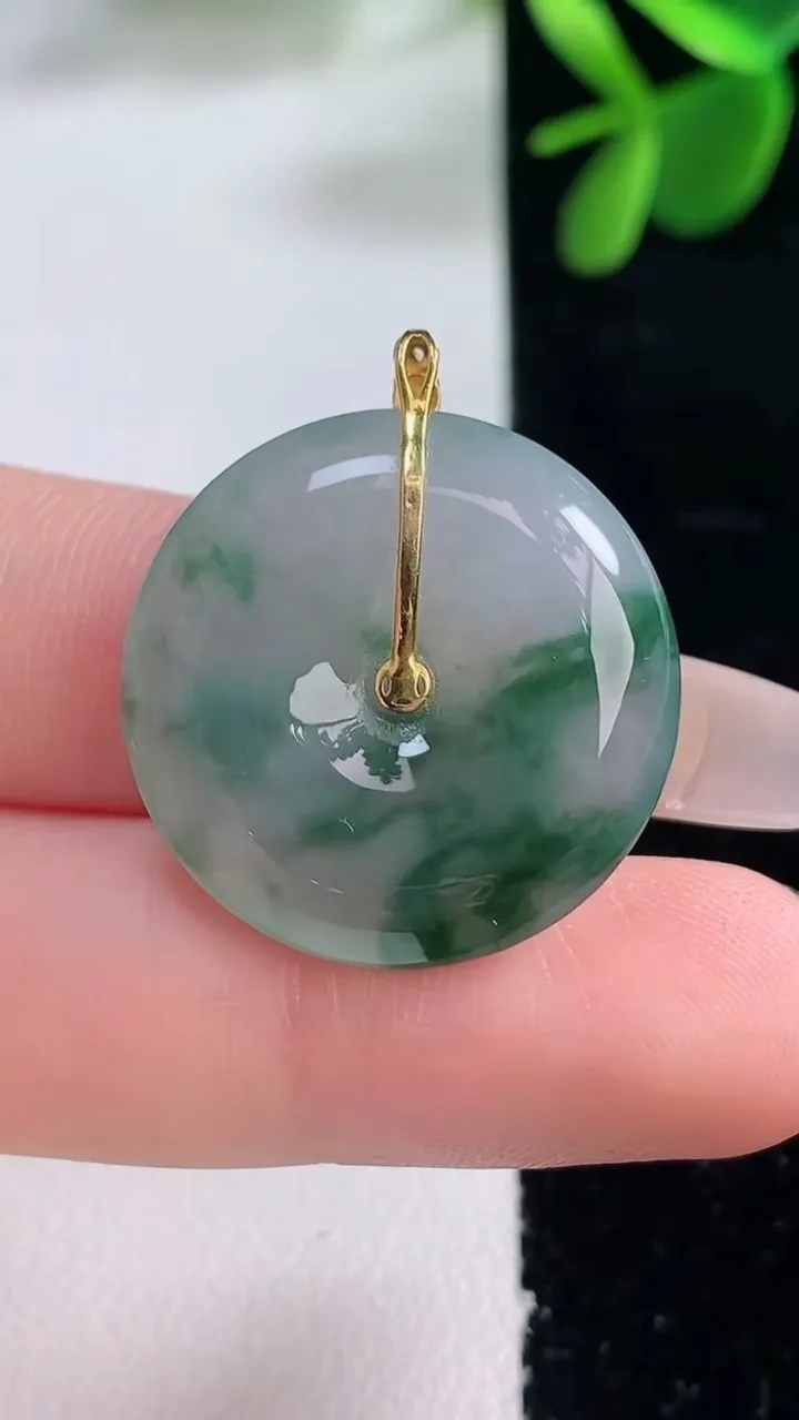 天然A货翡翠种飘花平安扣吊坠，尺寸23.7-5.7，重量:6.65g
12月26日