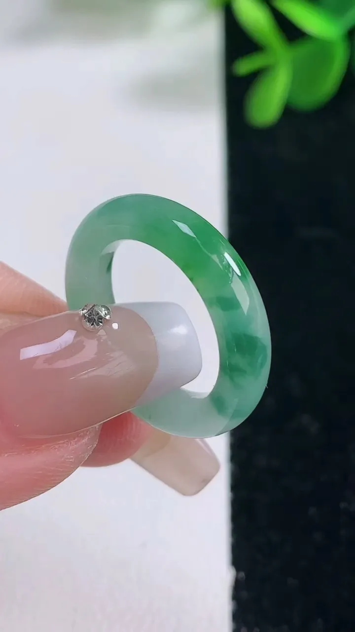 天然A货翡翠指环戒指，尺寸15.5-4.4-3，重量:2.93g2025年12月26日
工厂直销收藏