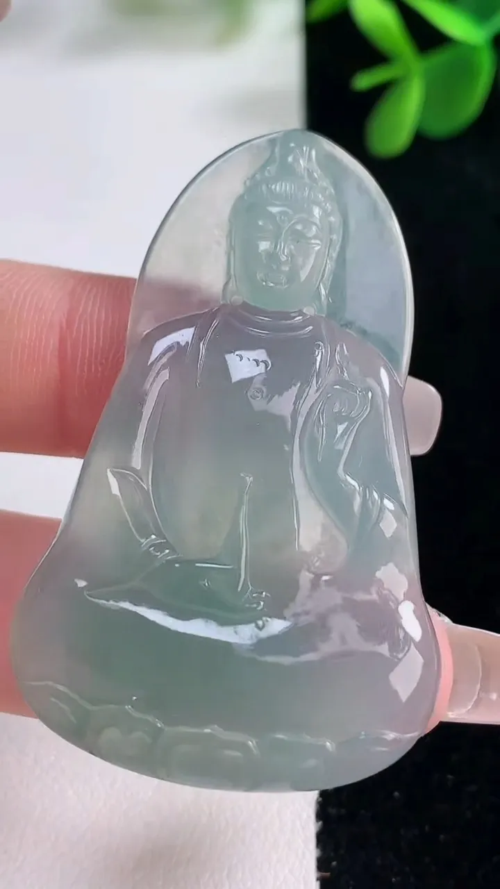 天然A货翡翠观音菩萨吊坠，尺寸52.7-32-5.2，重量:15.80g
12月26日