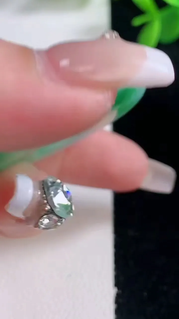 天然A货翡翠平安扣吊坠，尺寸40.8-6.4，重量:22.93g
12月26日