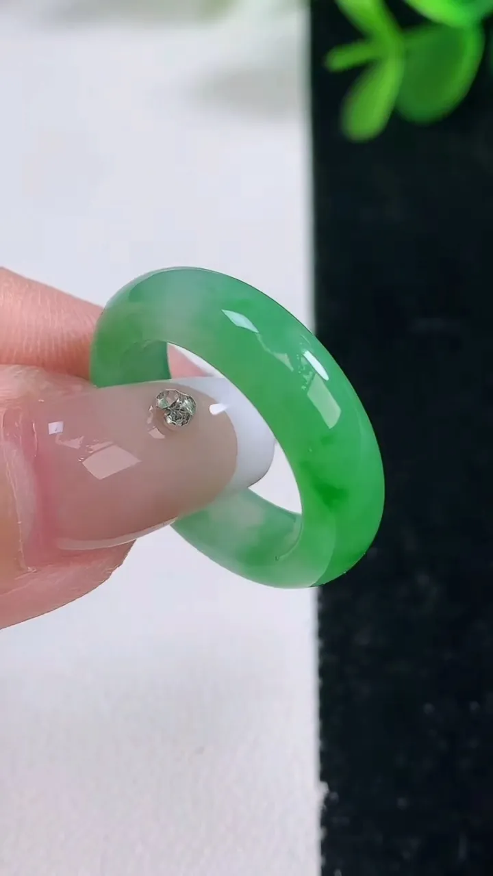 天然A货翡翠指环戒指，尺寸17.3-5.6-3.2，重量:4.19g2025年12月26日
工厂直销收藏佳品,种好水足，色泽均匀，有种有色，上手高大气！