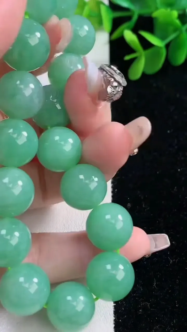 天然A货翡翠圆珠手串，尺寸13-16颗，重量:62.88g12月26日
工厂直销收藏佳品,种好水足，色泽均匀，有种有色，上手高大气！