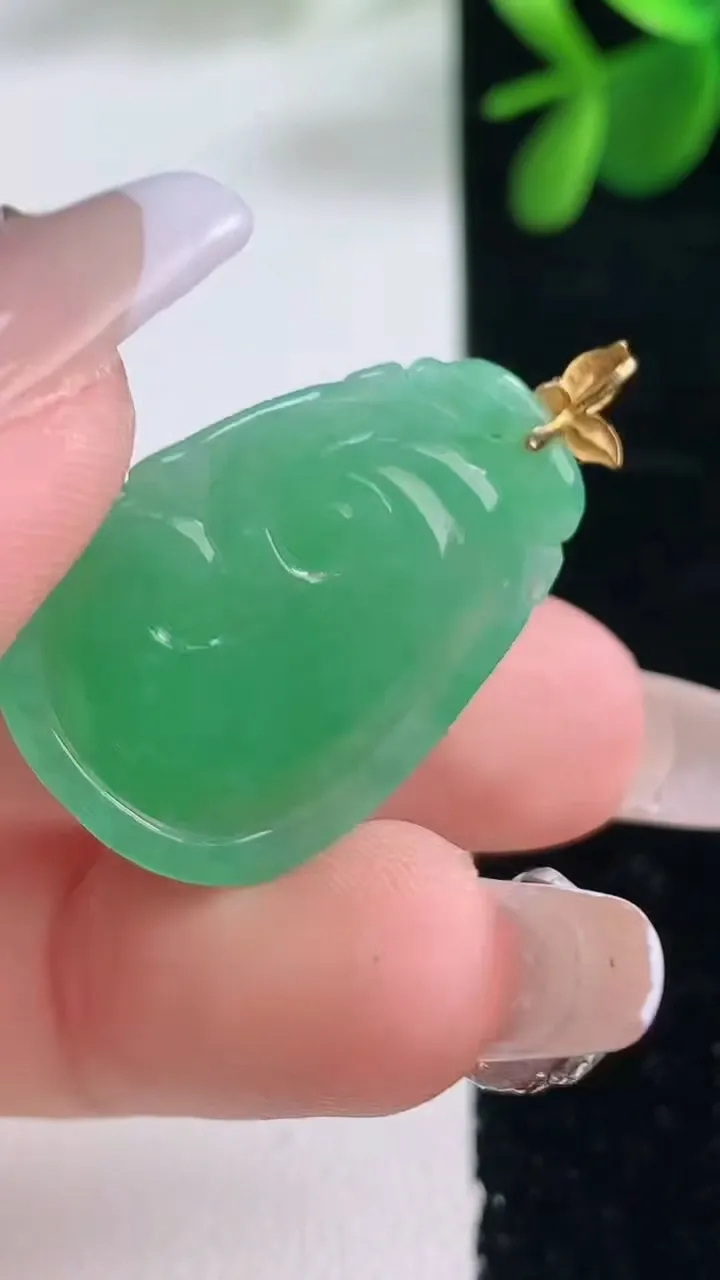 天然A货翡翠如意吊坠，尺寸27.4-19-3.4，重量:3.86g
12月26日