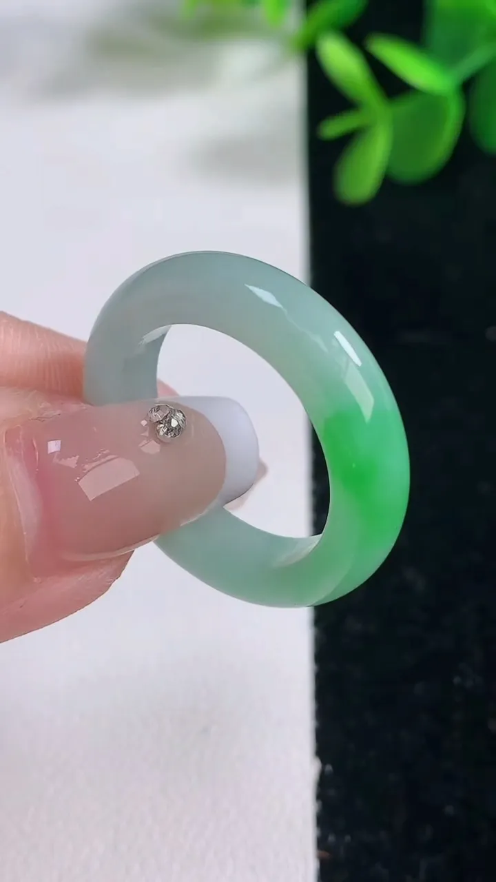 天然A货翡翠指环戒指，尺寸19.5-5.6-3.7，重量:5.19g2025年12月26日
工厂直销