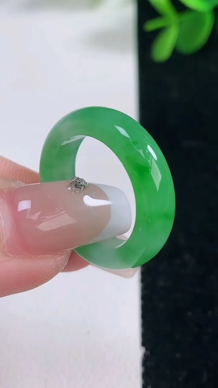 天然A货翡翠指环戒指，尺寸17.3-5.6-3.2，重量:4.19g2025年12月26日
工厂直销