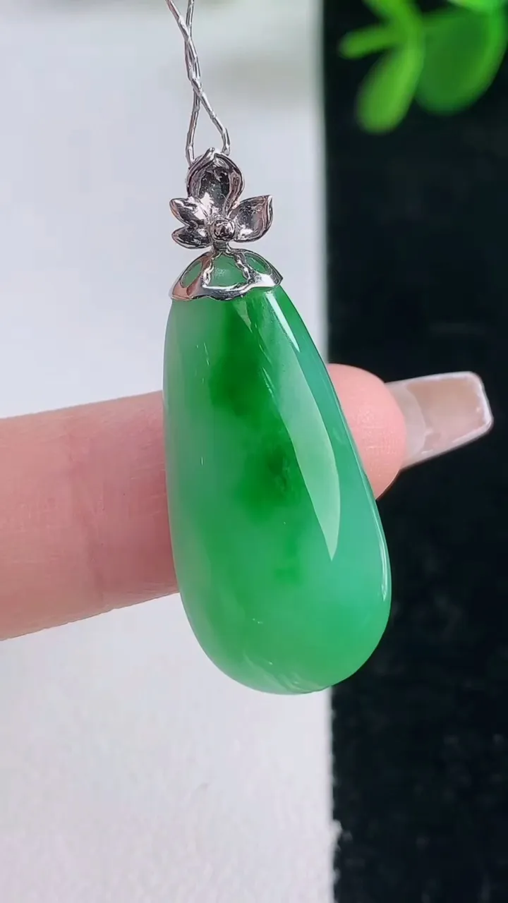 天然A货翡翠福瓜吊坠，尺寸273-12.7-6.2，重量:3.80g
12月26日