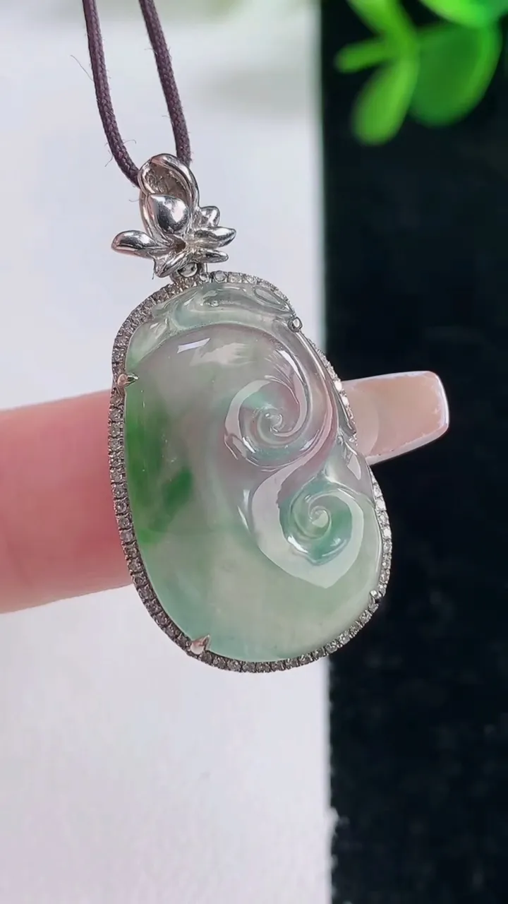 天然A货翡翠如意吊坠，尺寸31.3-16.3-6.2，裸石23-14.8重量:3.72g
12月26日