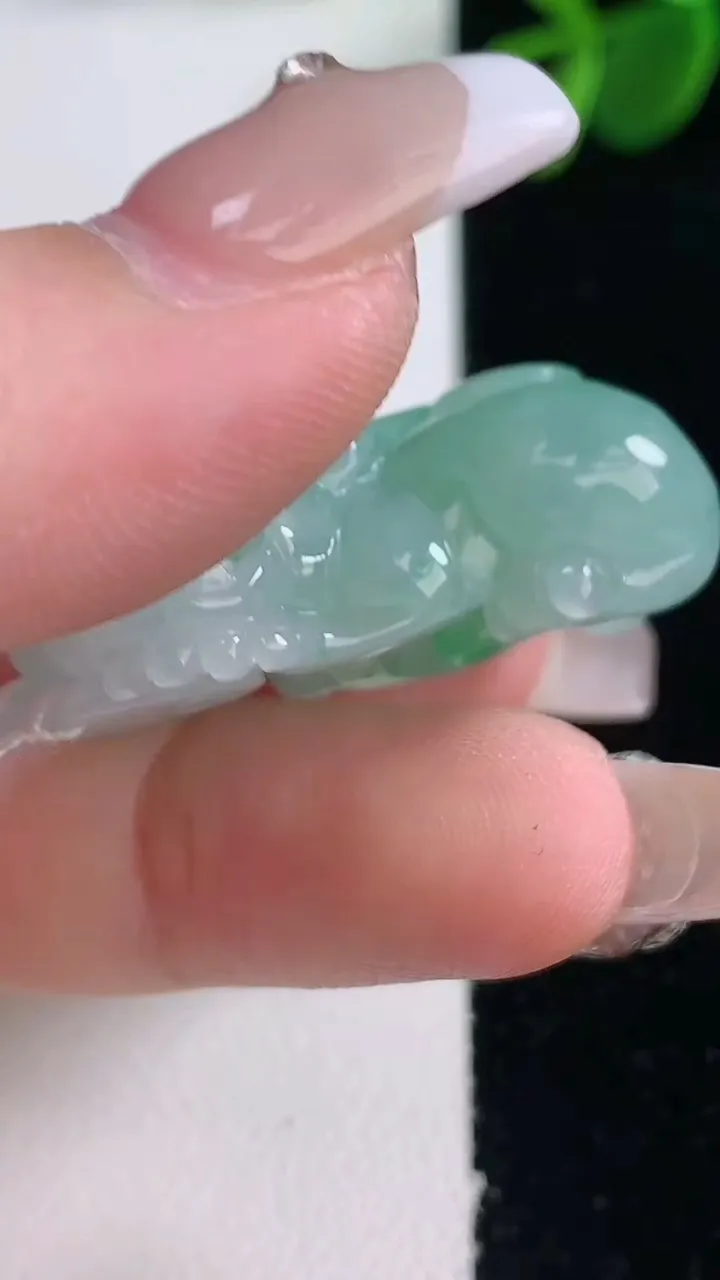 天然A货翡翠貔貅吊坠，尺寸35-21.6-13.8，重量:22.38g
12月26日