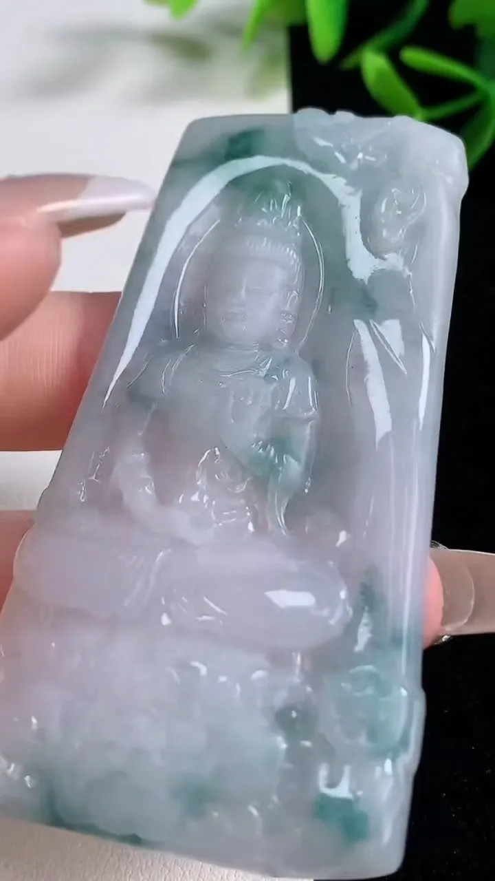 天然A货翡翠飘花文殊菩萨吊坠，尺寸73-37.6-5，重量:31.14g
12月26日