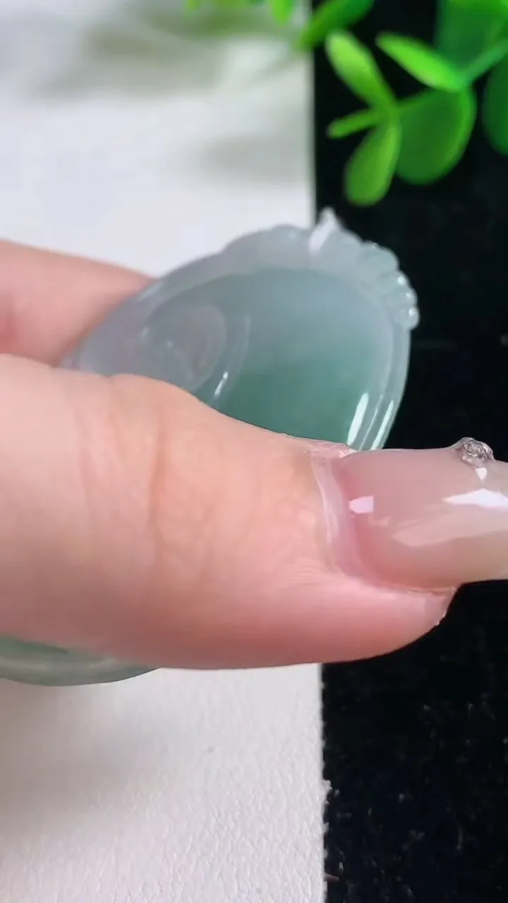 天然A货翡翠如意吊坠，尺寸54.3-42.2-5.7，重量:23.19g
12月26日