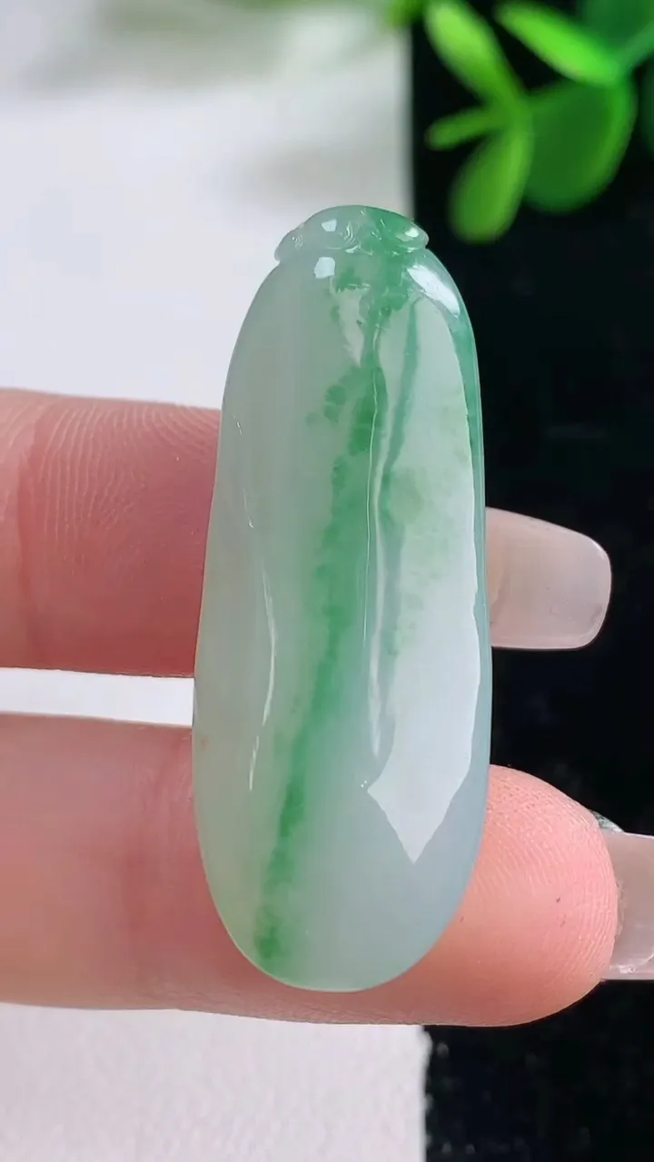 天然A货翡翠福瓜吊坠，尺寸38.5-14.4-8.4，重量:8.60g
12月26日