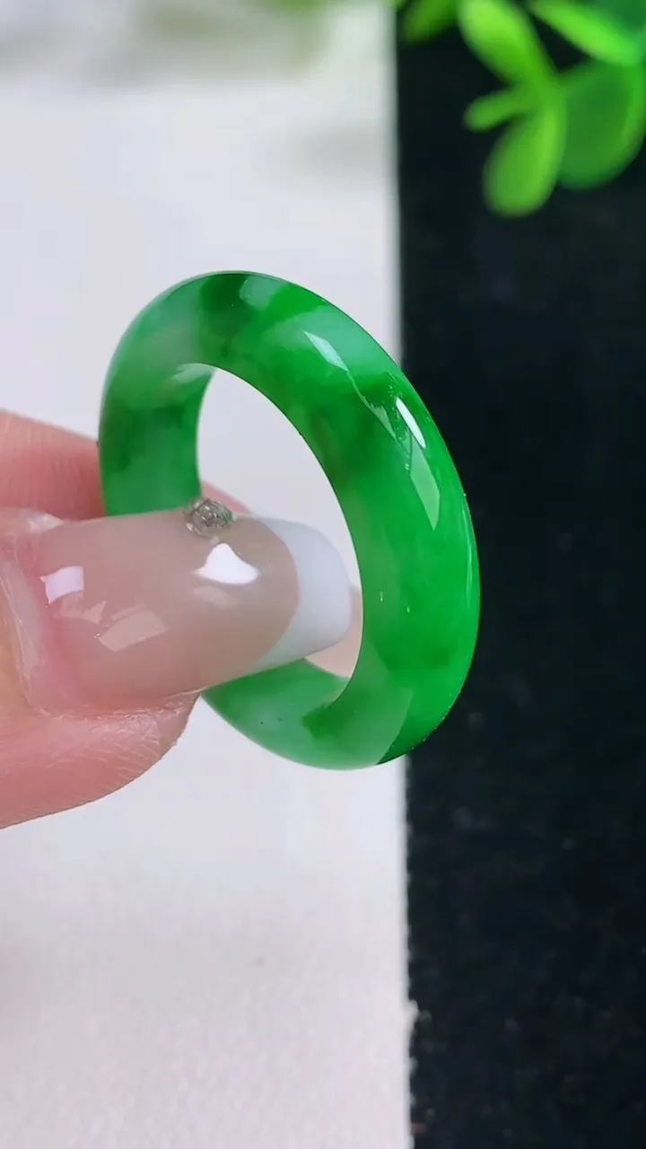 天然A货翡翠指环戒指，尺寸19.3-5.6-3.9，重量:5.01g2025年12月26日
工厂直销收藏佳品,种好水足，色泽均匀，有种有色，上手高大气！