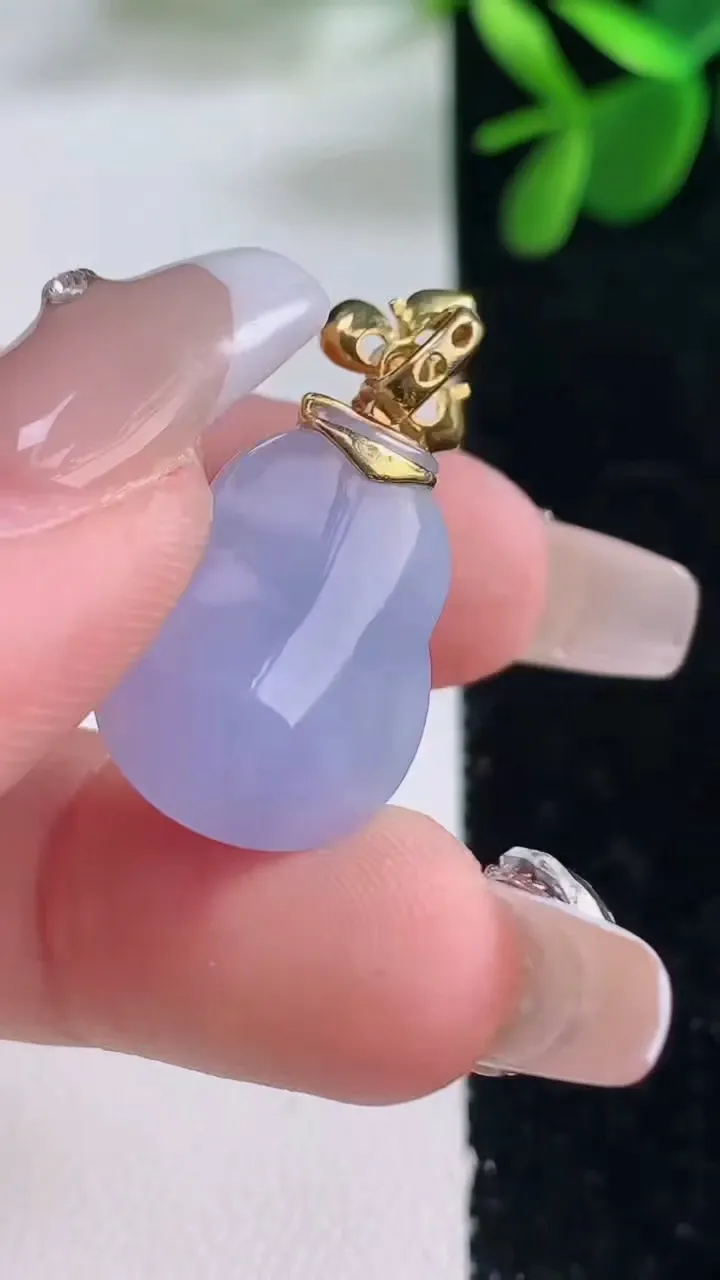 天然A货翡翠18K金紫罗兰葫芦吊坠，尺寸19.4-15-7.2，重量:4.22g
12月26日