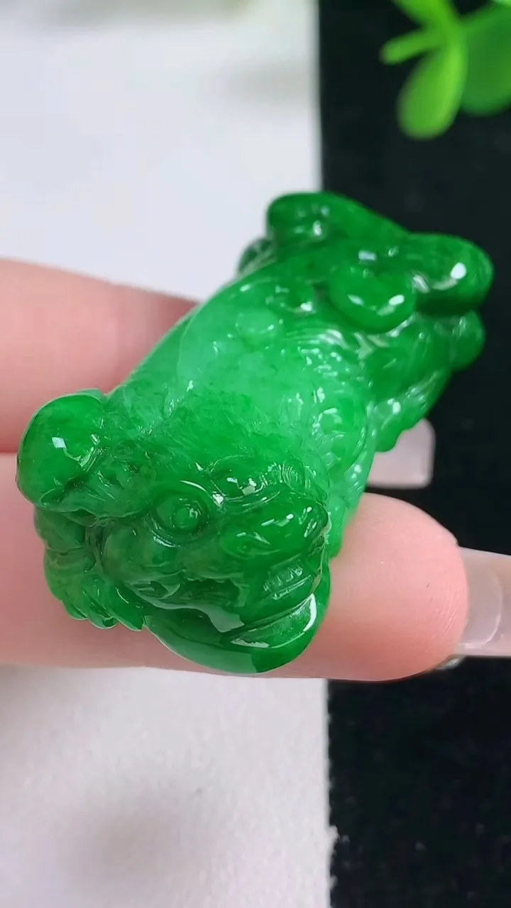 天然A货翡翠貔貅吊坠，尺寸40.3-17.7-12.4，重量:24.00g
12月26日