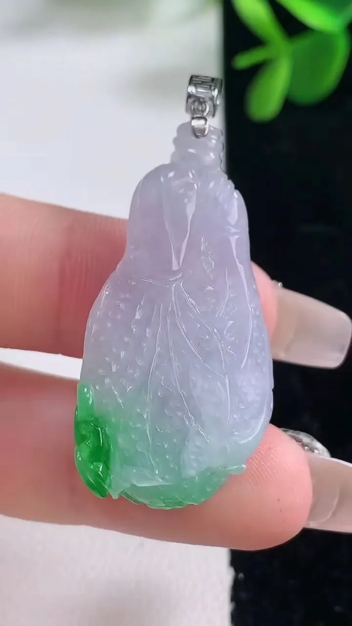 天然A货翡翠白菜吊坠，尺寸36.4-18.7-10，重量:9.85g
12月26日