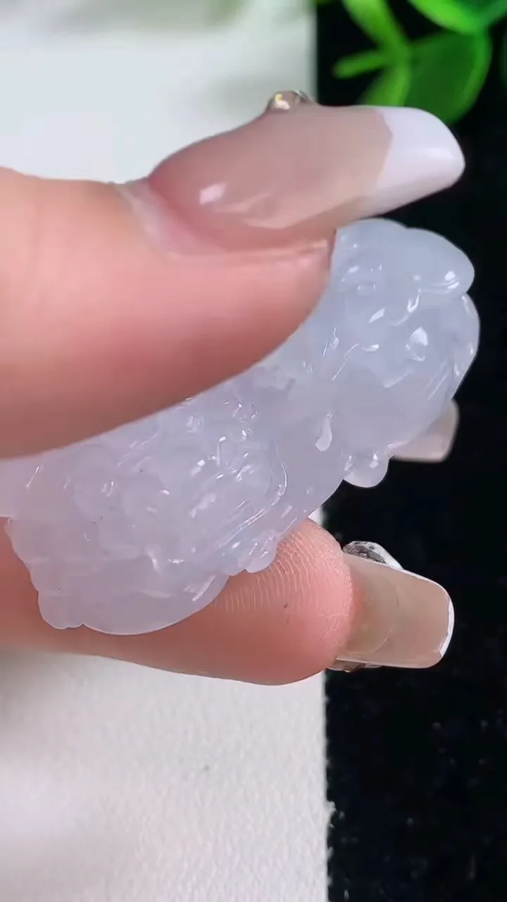 天然A货翡翠紫罗兰霸王貔貅吊坠，尺寸40.3-21-12.5，重量:23.72g
12月26日