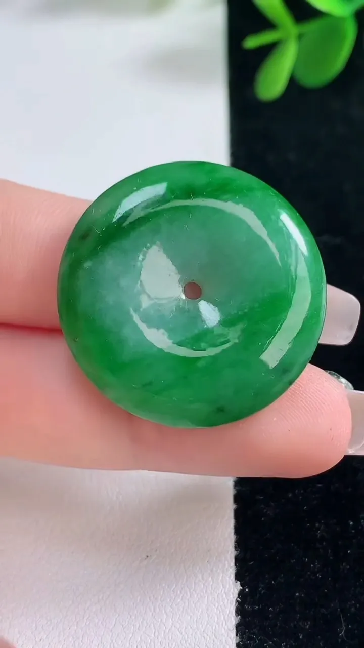 天然A货翡翠平安扣吊坠，尺寸29.6-4.8，重量:9.17g
12月26日