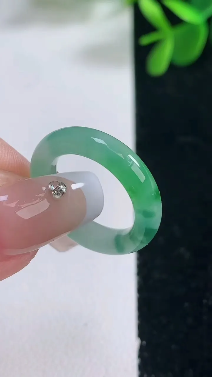 天然A货翡翠指环戒指，尺寸15.5-4.4-3，重量:2.93g2025年12月26日
工厂直销收藏佳品,种好水足，色泽均匀，有种有色，上手高大气！