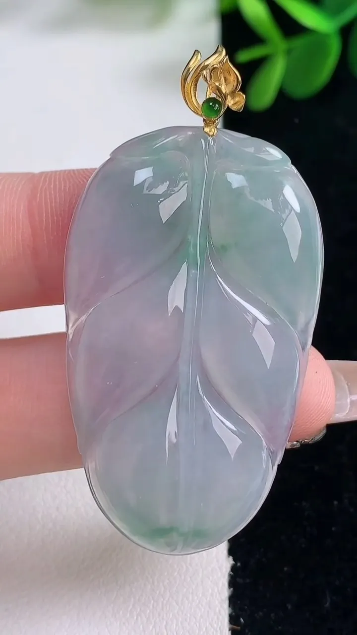 天然A货翡翠种紫罗兰金枝玉叶 叶子吊坠，尺寸46-28-5.2，重量:12.43g
12月26日