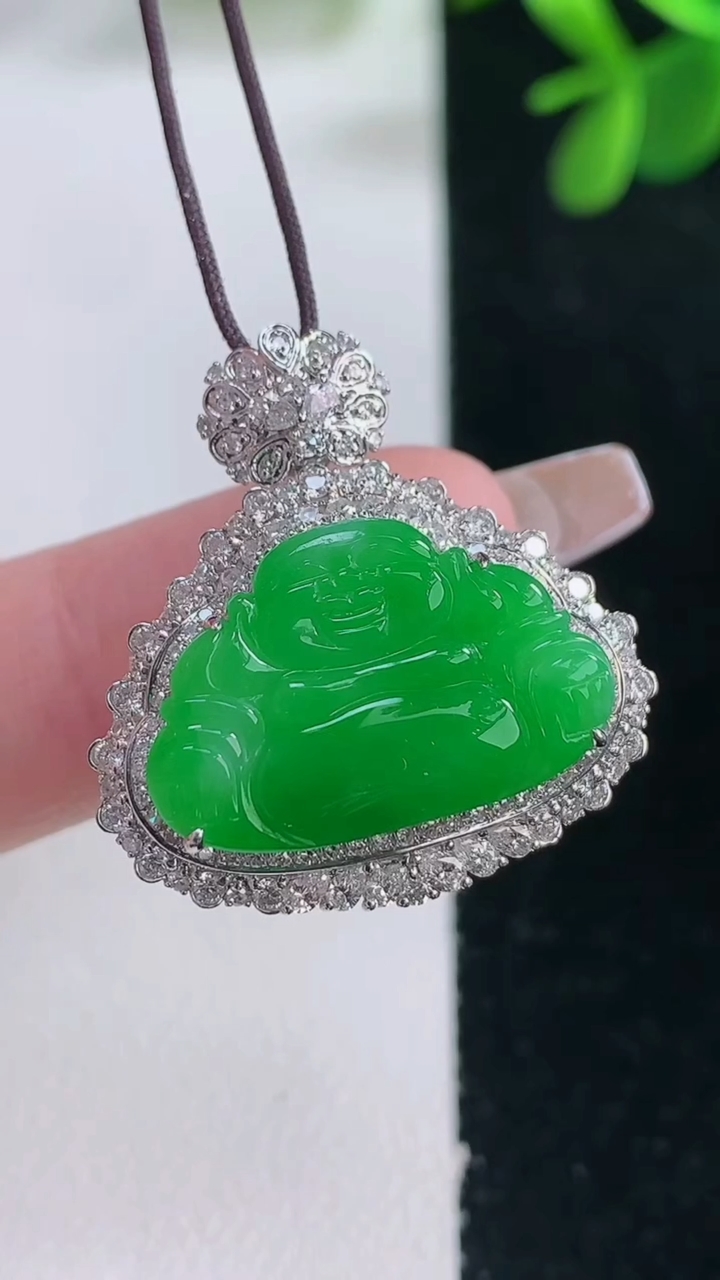 天然A货翡翠佛公吊坠，尺寸26.2-25.3-10.2，裸石13.3-19.7重量:5.28g
12