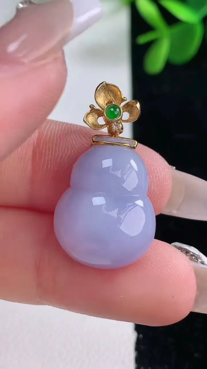 天然A货翡翠18K金紫罗兰葫芦吊坠，尺寸19.4-15-7.2，重量:4.22g
12月26日