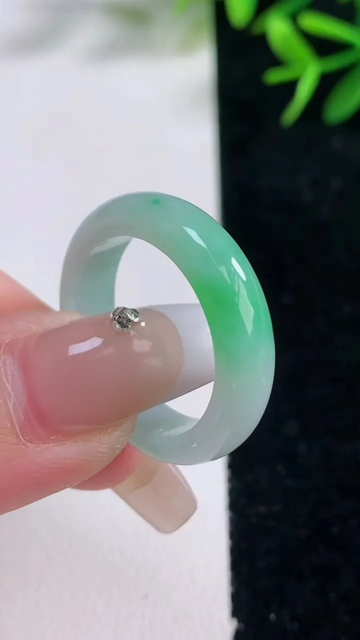 天然A货翡翠指环戒指，尺寸19.7-5.6-3.4，重量:4.50g2025年12月26日
工厂直销收藏佳品,种好水足，色泽均匀，有种有色，上手高大气！
