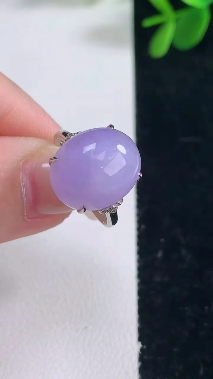 天然A货翡翠18K金紫罗兰蛋面戒指，尺寸17.3-14.6-11.5-8.6，重量:3.80g2025年12月26日
工厂直销收藏佳品,种好水足，色泽均匀，有种有色，上手高大气！