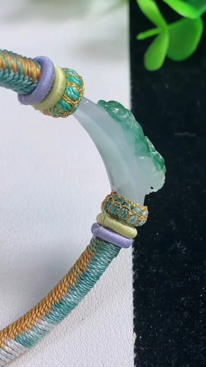 天然A货翡翠冰种飘花貔貅手牌，尺寸29.8-9-13.4，重量:14.52g
12月26日