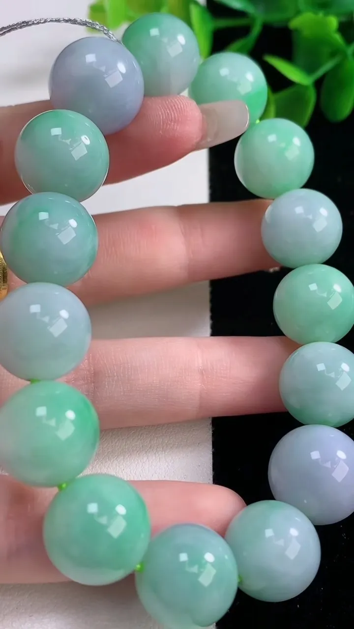 天然A货翡翠圆珠手串，尺寸15.2-15颗，重量:75.62g12月26日
工厂直销收藏佳品,种好水足，色泽均匀，有种有色，上手高大气！