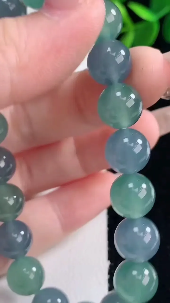 天然A货翡翠圆珠手串，尺寸9.8-20颗，重量:33.12g12月26日
工厂直销收藏佳品,种好水足，色泽均匀，有种有色，上手高大气！