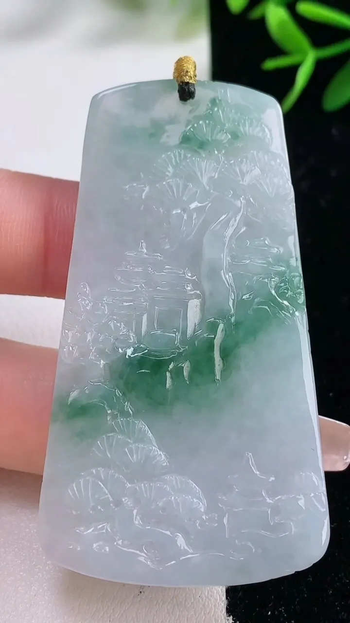 天然A货翡翠牌吊坠，尺寸61.7-34-6，重量:29.51g
12月26日