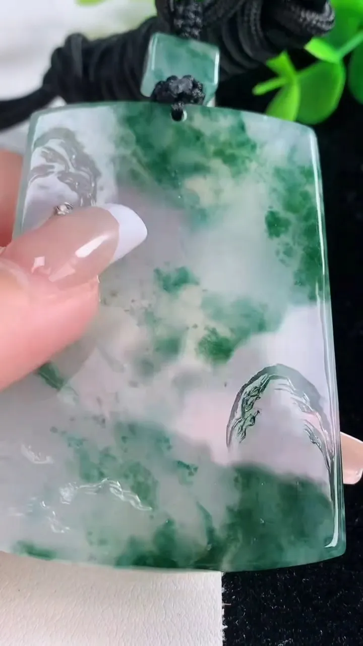 天然A货翡翠种飘花山水牌吊坠，尺寸64.7-45.5-5.5，重量:53.59g
12月26日