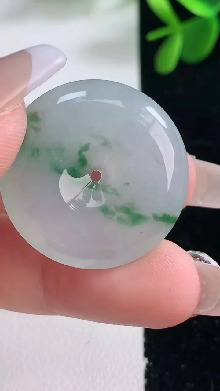 天然A货翡翠冰种飘花平安扣吊坠，尺寸27.8-5.3，重量:8.86g
12月26日