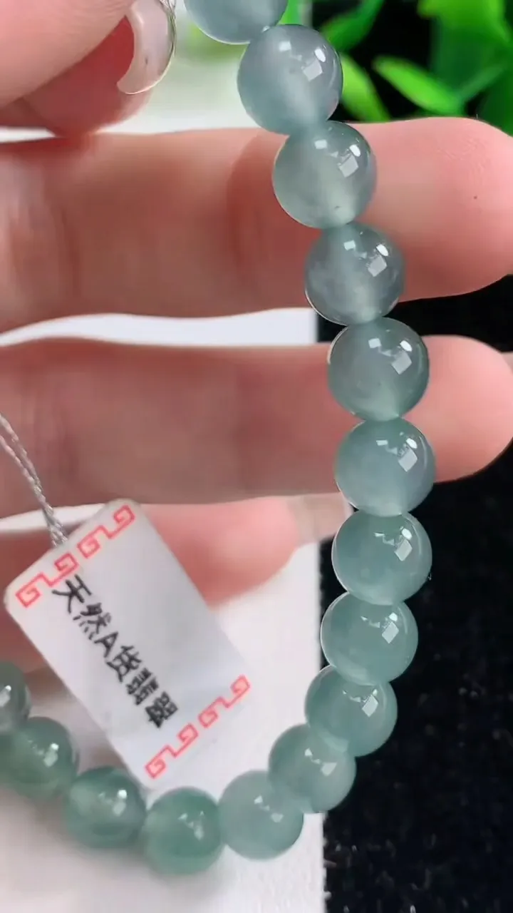 天然A货翡翠圆珠手串，尺寸7.7-25颗，重量:20.71g12月26日
工厂直销收藏佳品,种好水足，色泽均匀，有种有色，上手高大气！