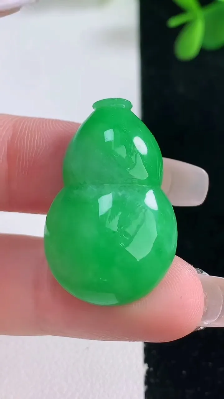 天然A货翡翠葫芦镶嵌件，尺寸30.2-19.2-8.9，重量:8.33g
12月26日
