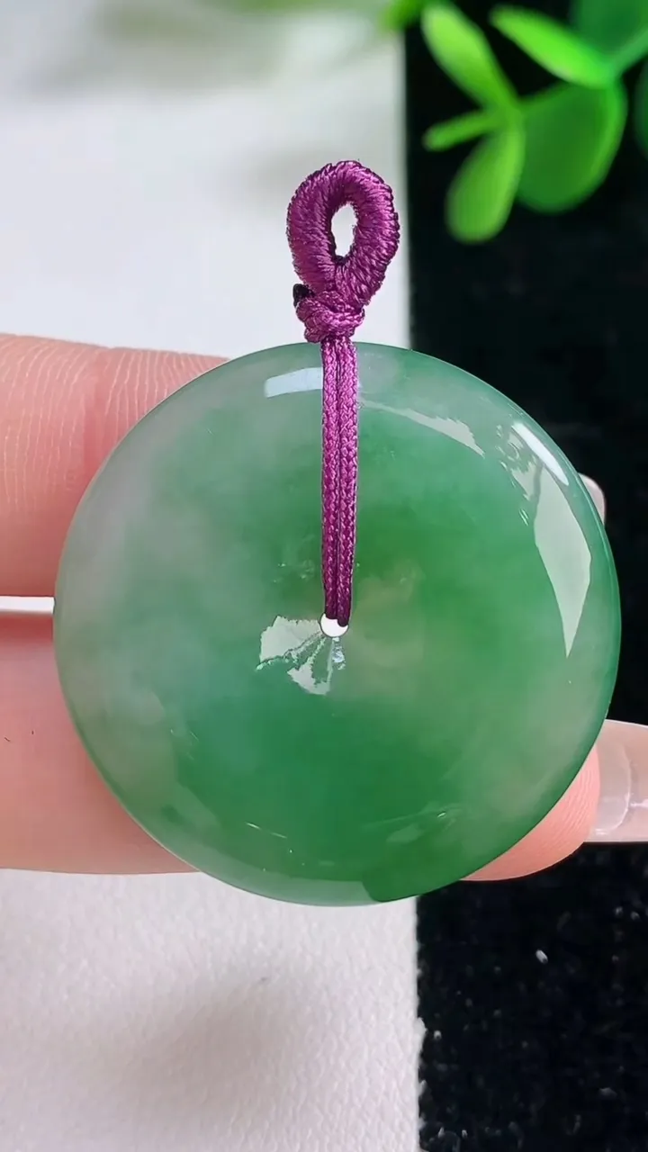 天然A货翡翠平安扣吊坠，尺寸31.7-6，重量:13.06g
12月26日