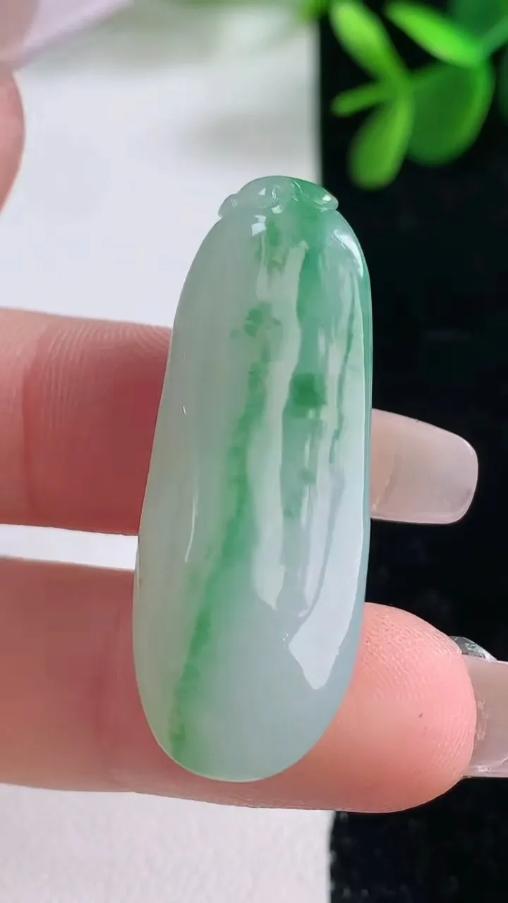 天然A货翡翠福瓜吊坠，尺寸38.5-14.4-8.4，重量:8.60g
12月26日