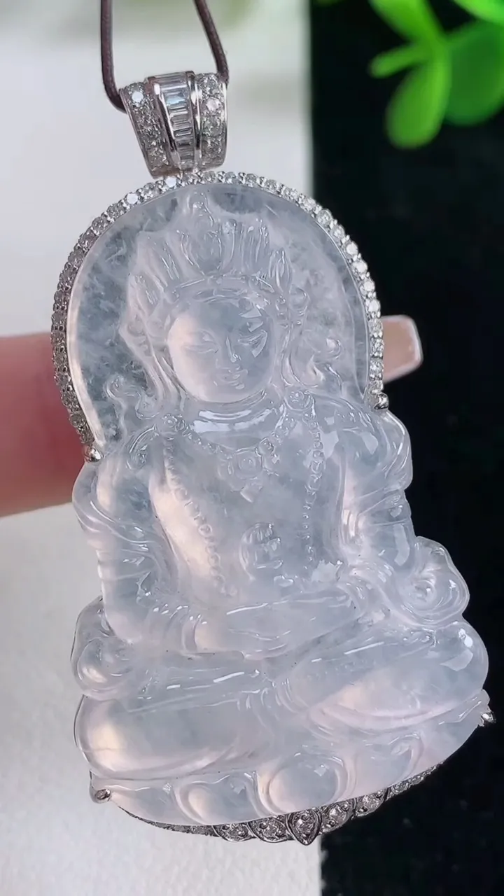 天然A货翡翠种白冰度母观音吊坠，尺寸55-43.7-29.3-10，重量:18.14g
12月26日