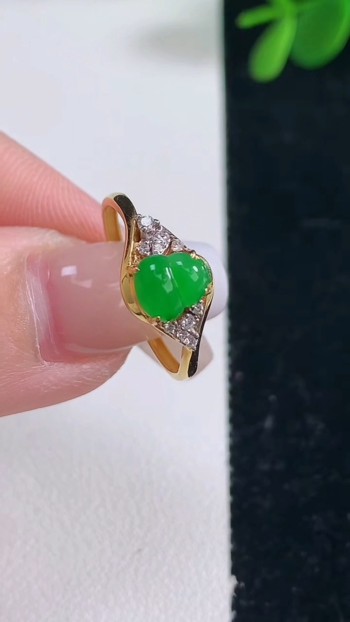 天然A货翡翠葫芦戒指，尺寸17.2-6.3-5.5-4.3，重量:1.28g2025年12月26日
工厂直销收藏佳品,种好水足，色泽均匀，有种有色，上手高大气！