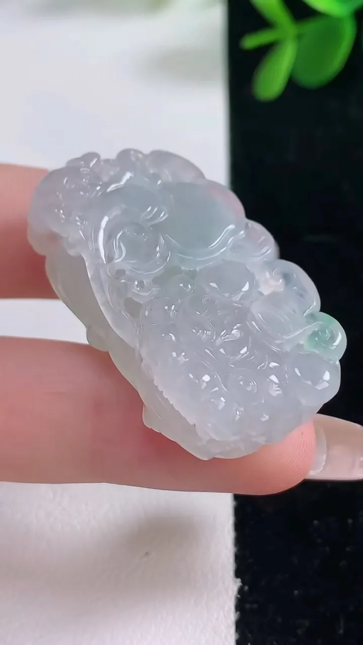 天然A货翡翠霸王貔貅吊坠，尺寸37.4-19.4-12，重量:20.92g
12月26日