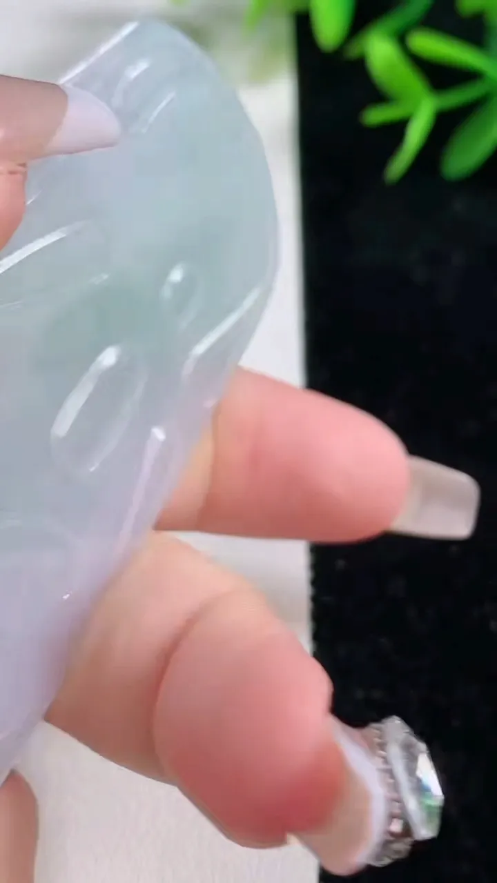 天然A货翡翠普贤菩萨吊坠，尺寸64-41-3.3，重量:22.87g
12月26日