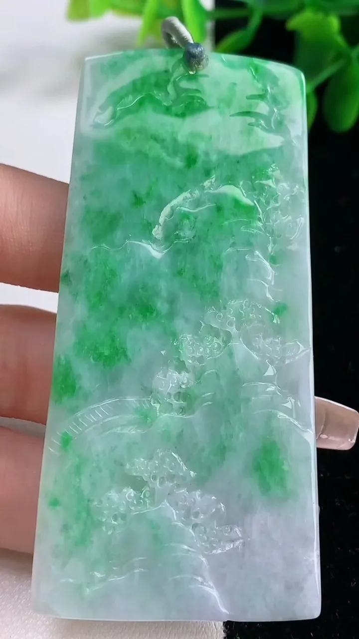 天然A货翡翠山水牌吊坠，尺寸77-36.6-4.3，重量:34.79g
12月26日