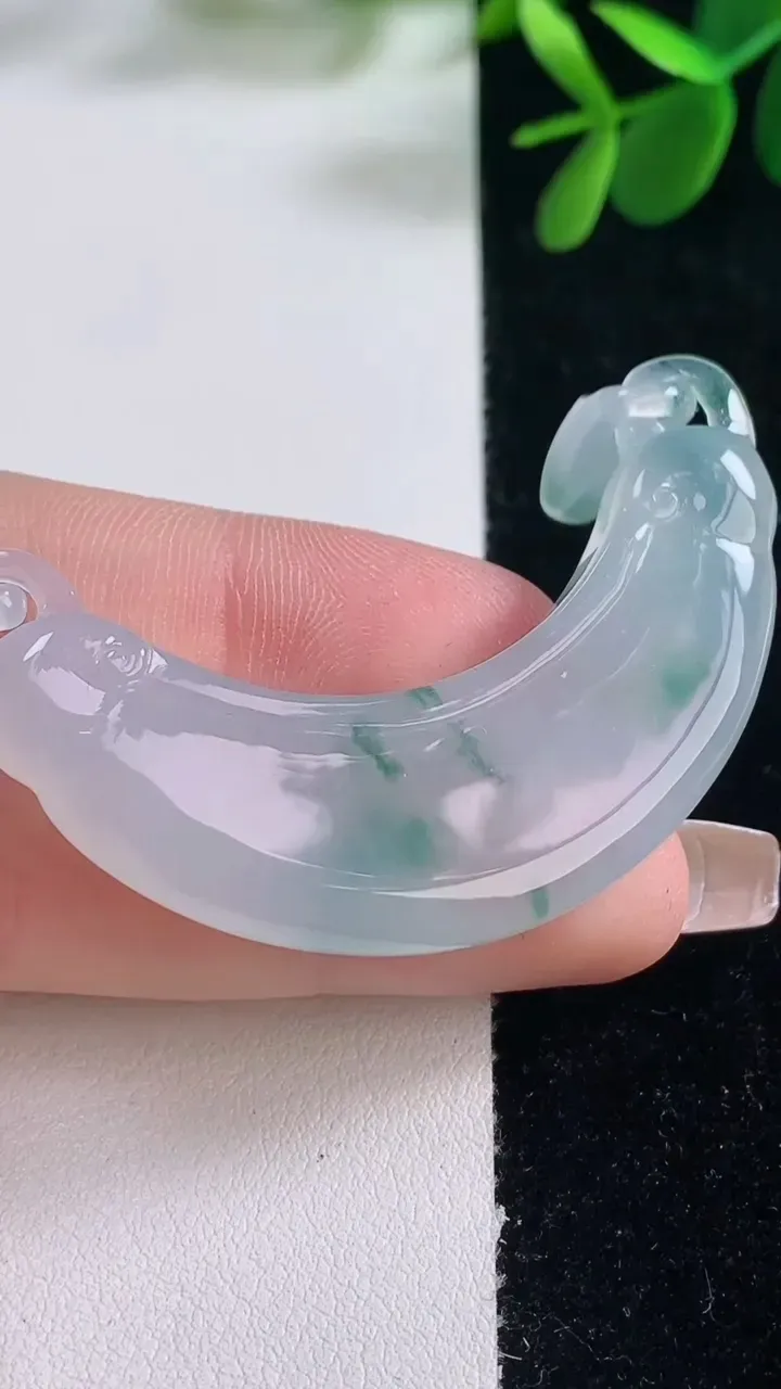 天然A货翡翠冰种飘花如意锁吊坠，尺寸53.4-15.2-6.4，重量:18.44g
12月26日