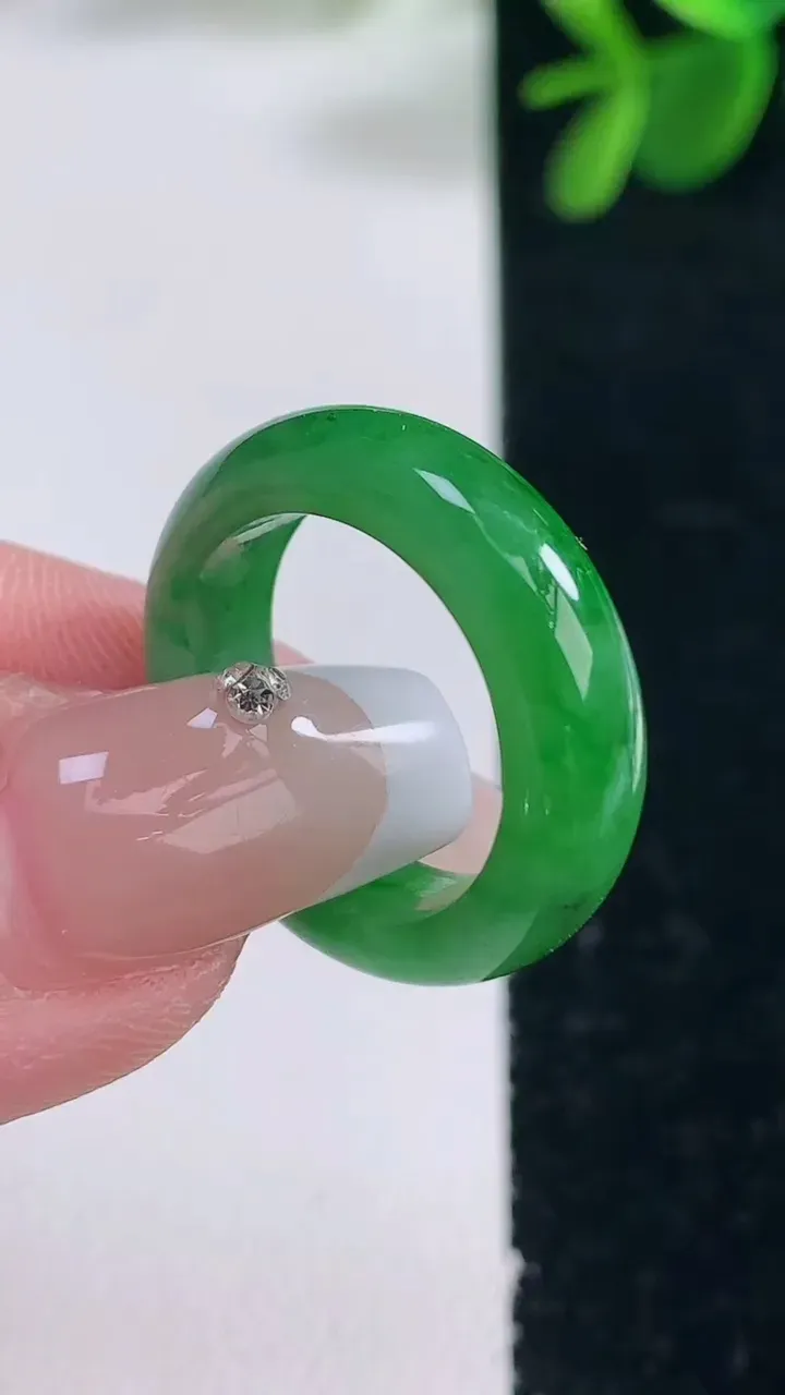 天然A货翡翠指环戒指，尺寸16.8-5.8-3.4，重量:3.81g2025年12月26日
工厂直销