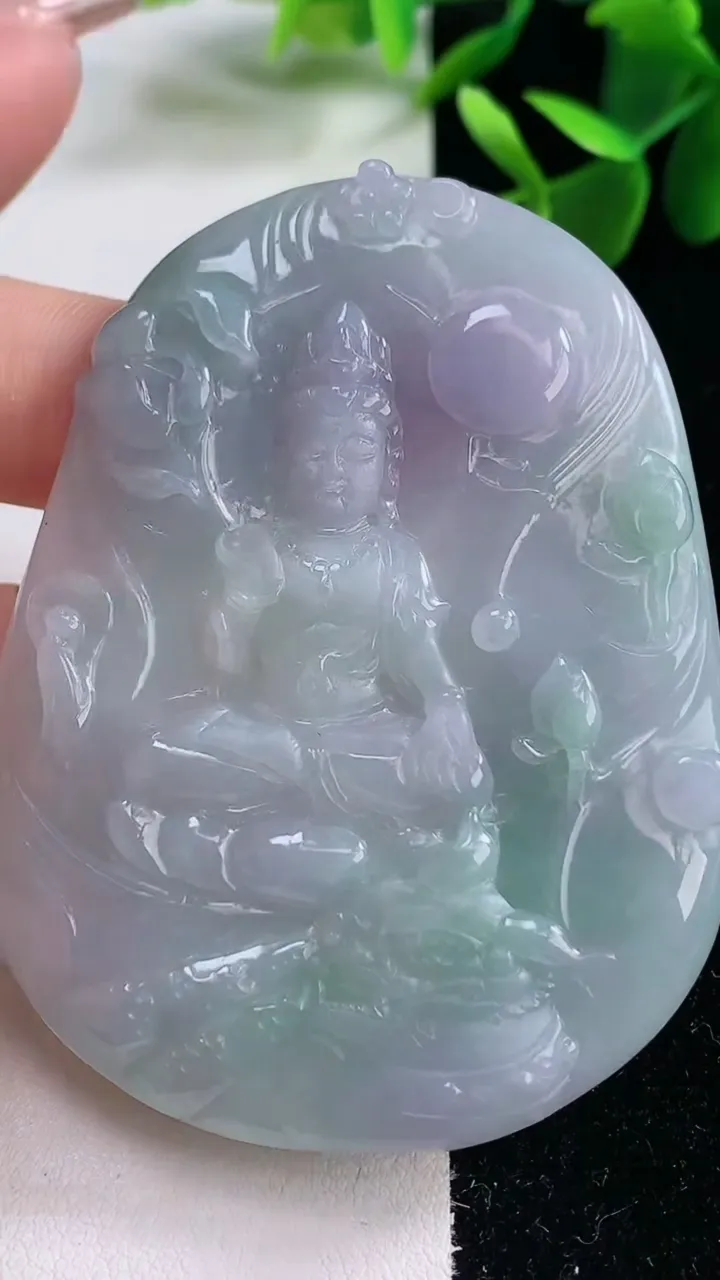 天然A货翡翠春带彩紫罗兰文殊菩萨吊坠，尺寸67.6-50.6-5.6，重量:43.08g
12月26