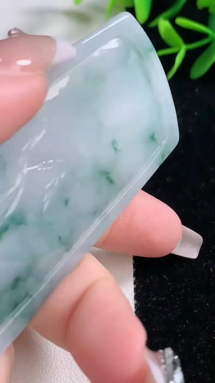 天然A货翡翠飘花文殊菩萨吊坠，尺寸705-40.5-5.7，重量:33.34g
12月26日