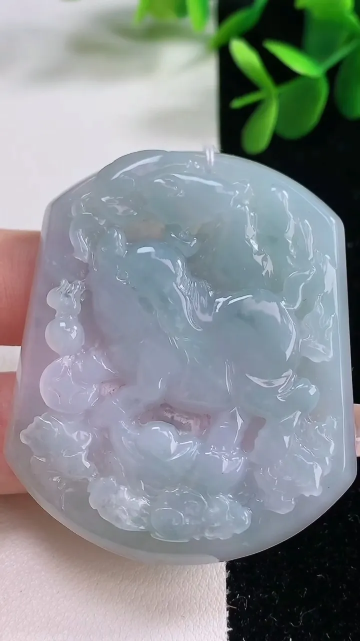 天然A货翡翠飘花生肖猪吊坠，尺寸54.4-45.3-5.8，重量:29.74g
12月26日