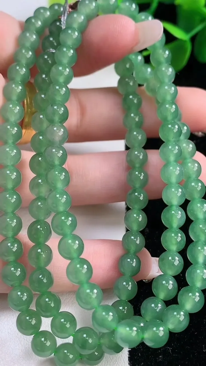 天然A货翡翠圆珠项链，尺寸6-108颗，重量:41.44g12月26日
工厂直销收藏佳品,种好水足，色泽均匀，有种有色，上手高大气！