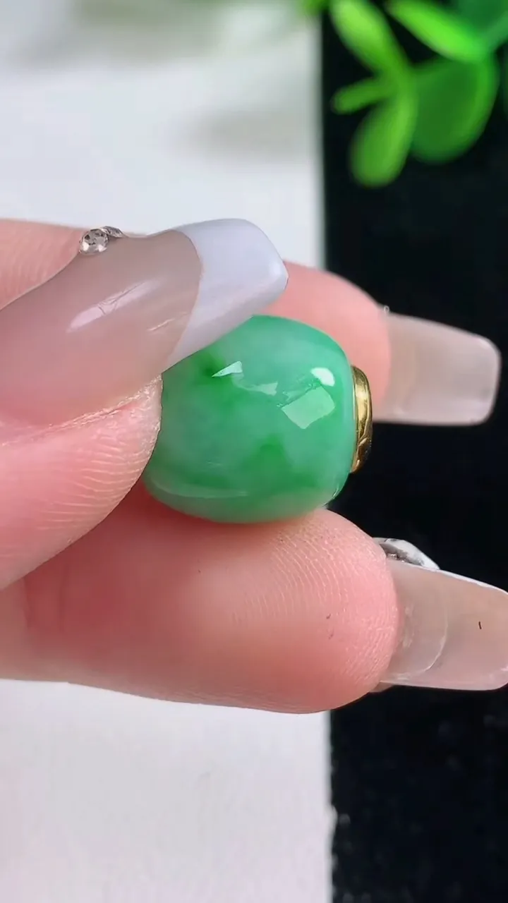 天然A货翡翠路路通吊坠，尺寸15.6-13.3，重量:4.96g
12月26日